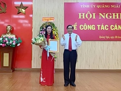 Ông Nguyễn Thanh Bình, Phó Trưởng Ban Thường trực Ban Tổ chức Trung ương trao Quyết định của Bộ Chính trị chuẩn y bà Bùi Thị Quỳnh Vân giữ chức Bí thư Tỉnh ủy Quảng Ngãi. nhiệm kỳ 2015-2020. Ảnh PTQ.