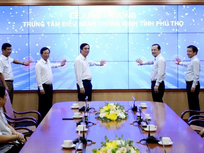 Lãnh đạo tỉnh Phú Thọ và Lãnh đạo Tập đoàn VNPT nhấn nút khai trương Trung tâm điều hành thông minh tỉnh Phú Thọ.