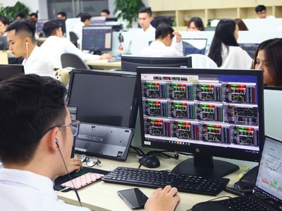 VN-Index liên tiếp tăng điểm: Nỗi lo nhà đầu tư tan biến
