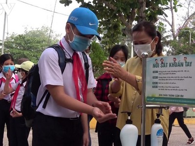Các trường học ở TP Hội An sát khuẩn cho học sinh trước khi vào lớp.