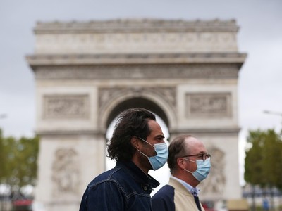 Người dân đeo khẩu trang phòng lây nhiễm COVID-19 tại Paris, Pháp, ngày 28/8/2020. (Ảnh: THX/TTXVN).