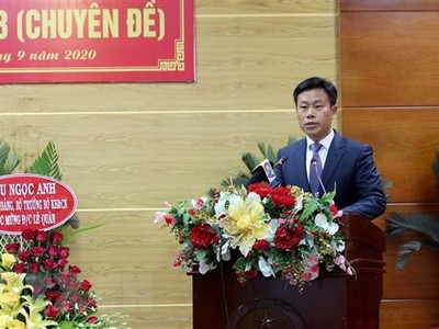 Phó Bí thư Tỉnh ủy Cà Mau Lê Quân phát biểu nhận nhiệm vụ sau khi được bầu giữ chức Chủ tịch Ủy ban Nhân dân tỉnh khóa IX, nhiệm kỳ 2016-2021 tại Kỳ họp. (Ảnh: Kim Há/TTXVN).