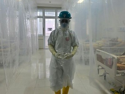 Y tá làm việc tại khu chuyên chăm sóc bệnh nhân Covid-19 trong bệnh viện ở Tây Java, Indonesia ngày 3/9. Ảnh: AFP.