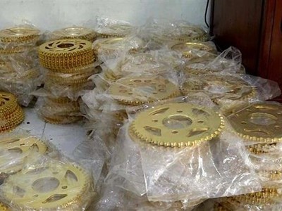 Hàng tấn phụ tùng xe máy giả bị phát hiện, thu giữ. (Ảnh: TTXVN).