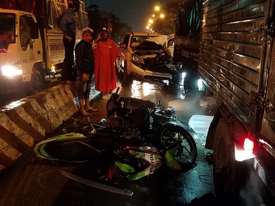 Các xe máy hư hỏng nặng tại hiện trường.