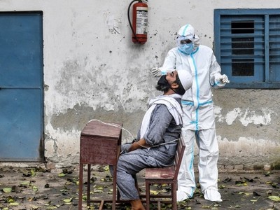 Nhân viên y tế lấy mẫu xét nghiệm tại một trường học ở New Delhi, Ấn Độ, hôm 6/9. Ảnh: AFP.