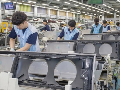 Công nhân làm việc tại một nhà máy của Samsung. (Nguồn: Samsung Electronics).