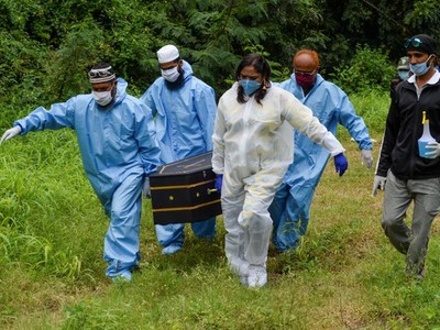 Tình nguyện viên đưa nạn nhân Covid-19 đến nghĩa trang tại Pune, Ấn Độ, hôm 7/9. Ảnh: AFP.