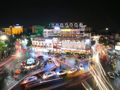 Khu vực quảng trường Đông Kinh Nghĩa Thục (quận Hoàn Kiếm) về đêm.