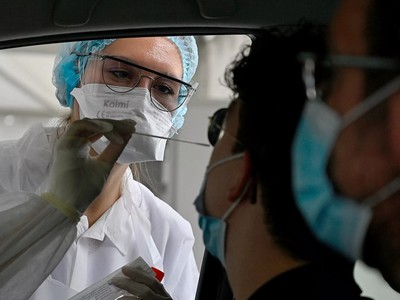 Nhân viên y tế lấy mẫu bệnh phẩm tại Rennes, Pháp ngày 7/9. Ảnh: AFP.