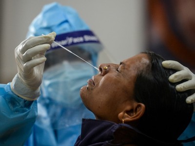 Nhân viên y tế lấy mẫu xét nghiệm cho người dân thành phố Siliguri, Ấn Độ, hôm 9/9. Ảnh: AFP.