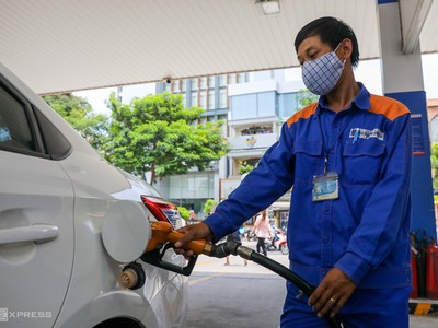 Người dân đổ xăng tại góc đường Hai Bà Trưng - Trần Cao Vân (quận 1, TP HCM). 