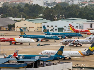 Máy bay đậu tại bãi đỗ sân bay Tân Sơn Nhất trong thời điểm giãn cách xã hội.