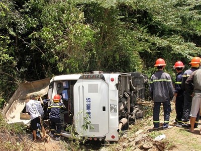 Hiện trường vụ tai nạn giao thông lật xe khách ở Quảng Bình ngày 26/7/2020 khiến 15 người thiệt mạng. (Ảnh: TTXVN).