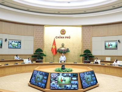 Thủ tướng Nguyễn Xuân Phúc chủ trì phiên họp trực tuyến giữa Thường trực Chính phủ, Ban Chỉ đạo Quốc gia phòng, chống dịch COVID-19 với một số bộ, ngành và địa phương. (Ảnh: Thống Nhất/TTXVN).