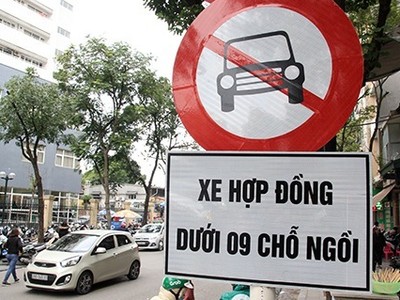 Biển cấm xe hợp đồng trên đường phố Hà Nội. 