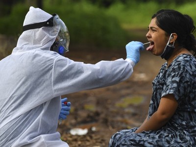 Lấy mẫu xét nghiệm tại một trung tâm cách ly ở Nashik, Ấn Độ, hôm 13/9. Ảnh: AFP.