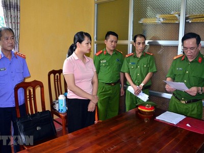 Đối tượng Nguyễn Thị Hà Phương bị khởi tố tội tham ô tài sản. (Ảnh: TTXVN phát).