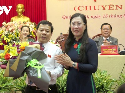 Bà Bùi Thị Quỳnh Vân- Bí thư Tỉnh ủy Quảng Ngãi tặng hoa chúc mừng tân Chủ tịch UBND tỉnh Quảng Ngãi Đặng Văn Minh.