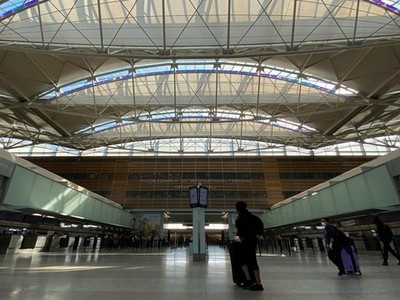 Hành khách thưa thớt tại Sân bay Quốc tế San Francisco, bang California, Mỹ do đại dịch Covid-19 hồi tháng 3. Ảnh: Reuters.