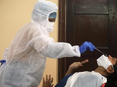 Nhân viên y tế lấy mẫu xét nghiệm nCoV cho một người dân ở Mumbai, Ấn Độ, ngày 12/9. Ảnh: Reuters.