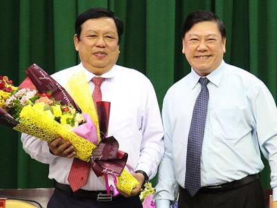 Bí thư Tỉnh ủy Vĩnh Long Trần Văn Rón chúc mừng đồng chí Nguyễn Văn Liệt được bầu giữ chức Phó Chủ tịch UBND tỉnh Vĩnh Long.