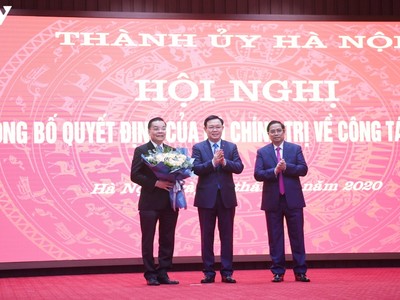 Bí thư Thành ủy Hà Nội Vương Đình Huệ và Phó Ban Tổ chức Trung ương Nguyễn Thanh Bình chúc mừng tân Phó Bí thư Thành ủy Hà Nội - Chu Ngọc Anh. (Ảnh: Trọng Phú).