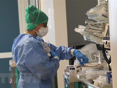Nhân viên y tế làm việc tại bệnh viện điều trị cho bệnh nhân COVID-19 tại Bologna, Italy. (Ảnh: THX/TTXVN).