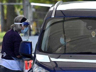 Xét nghiệm COVID-19 cho người dân tại London. (Ảnh: AFP/TTXVN).