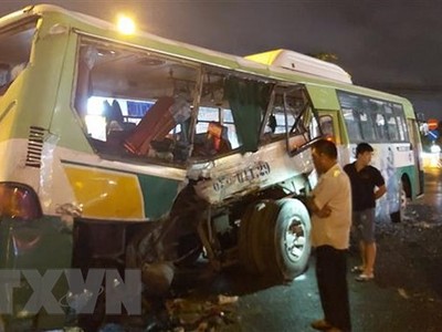 Xe khách hư hỏng nặng sau vụ tai nạn. (Ảnh: Bùi Giang/TTXVN).