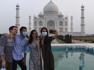Du khách thăm đền Taj Mahal trong ngày đầu mở cửa trở lại hôm 21/9. Ảnh: AFP.