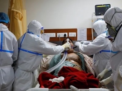 Nhân viên y tế chăm sóc cho một bệnh nhân nhiễm nCoV tại bệnh viện ở ngoại ô thủ đô New Delhi, Ấn Độ, ngày 15/9. Ảnh: Reuters.