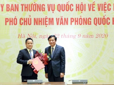 Tổng Thư ký Quốc hội, Chủ nhiệm Văn phòng Quốc hội Nguyễn Hạnh Phúc trao Nghị quyết của Ủy ban Thường vụ Quốc hội cho ông Vũ Minh Tuấn. (Ảnh: Đại biểu nhân dân).