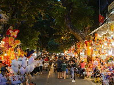 Phố Hàng Mã lung linh sắc đèn khi gần đến ngày Trung Thu. (Ảnh: Minh Hiếu/Vietnam+).