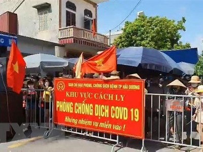 Người dân thôn Thanh Xá, xã Liên Hồng, thành phố Hải Dương trước giờ kết thúc cách ly y tế. (Ảnh: TTXVN phát).