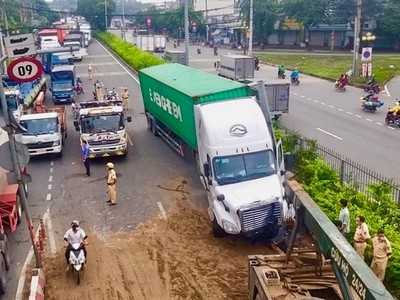 Hiện trường vụ tai nạn 2 xe container khiến 1 biển báo giao thông và 1 thanh giá long môn bị tông sập.