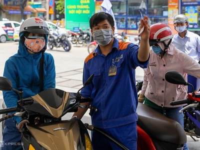 Người dân đổ xăng trên đường Trần Cao Vân, quận 1.