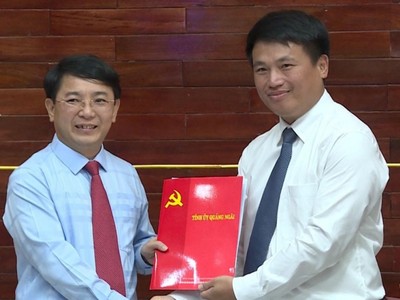 Ông Đặng Ngọc Huy, Phó Bí thư Thường trực Tỉnh Ủy Quảng Ngãi (phải) trao quyết định điều động ông Hà Hoàng Việt Phương làm Phó Bí thư Thành ủy Quảng Ngãi.