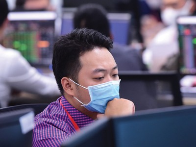 Thị trường giao dịch giằng co trong biên độ hẹp, dòng tiền dịch chuyển nhanh để tìm kiếm cơ hội sinh lời ngắn hạn.