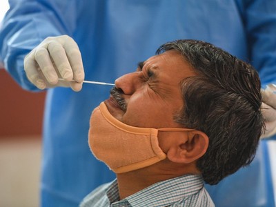 Lấy mẫu xét nghiệm cho công chức tại thủ đô New Delhi, Ấn Độ, hôm 28/9. Ảnh: AFP.