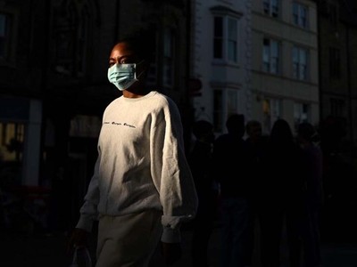 Một phụ nữ đeo khẩu trang tại thành phố Durham, phía đông bắc Anh, hôm 29/9. Ảnh: AFP.