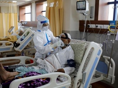 Nhân viên y tế chăm sóc bệnh nhân ở ngoại ô New Delhi, Ấn Độ ngày 15/9. Ảnh: Reuters.