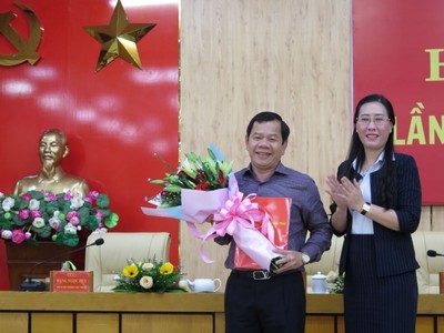 Bà Bùi Thị Quỳnh Vân, Bí thư Tỉnh ủy Quảng Ngãi trao Quyết định của Ban Bí thư Trung ương Đảng chuẩn y Phó Bí thư Tỉnh ủy Quảng Ngãi đối với ông Đặng Văn Minh.