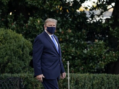 Trump đi bộ trên Bãi cỏ phía Nam ở Nhà Trắng để lên trực thăng vào viện. Ảnh: AFP.