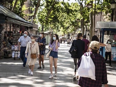 Người dân đeo khẩu trang phòng lây nhiễm COVID-19 tại Barcelona, Tây Ban Nha ngày 9/7/2020. (Nguồn: THX/TTXVN).