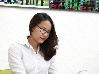 Thị trường chứng khoán tuần qua giảm nhẹ và tiếp tục thu hút dòng tiền