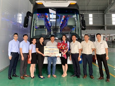 Bà Lưu Thị Hà - Giám đốc BSH Thanh Hóa - Đại diện cho Tổng công ty cổ phần Bảo hiểm BSH tặng hoa và trao xe cho anh Ma Khánh Chang.