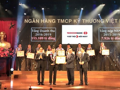 Phó Tổng Giám đốc Techcombank, ông Phạm Quang Thắng nhận bằng khen tại buổi lễ vinh danh.