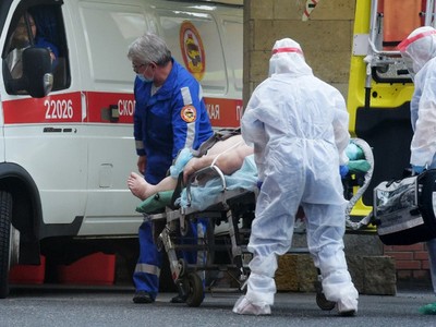 Nhân viên y tế vận chuyển bệnh nhân ở Saint Petersburg, Nga, hôm 5/10. Ảnh: AFP.