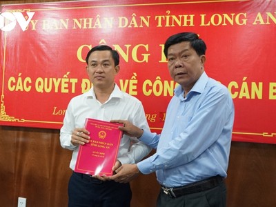 Ông Trần Văn Cần trao quyết định bổ nhiệm ông Trần Minh Hùng giữ chức vụ Giám đốc Sở Xây dựng.